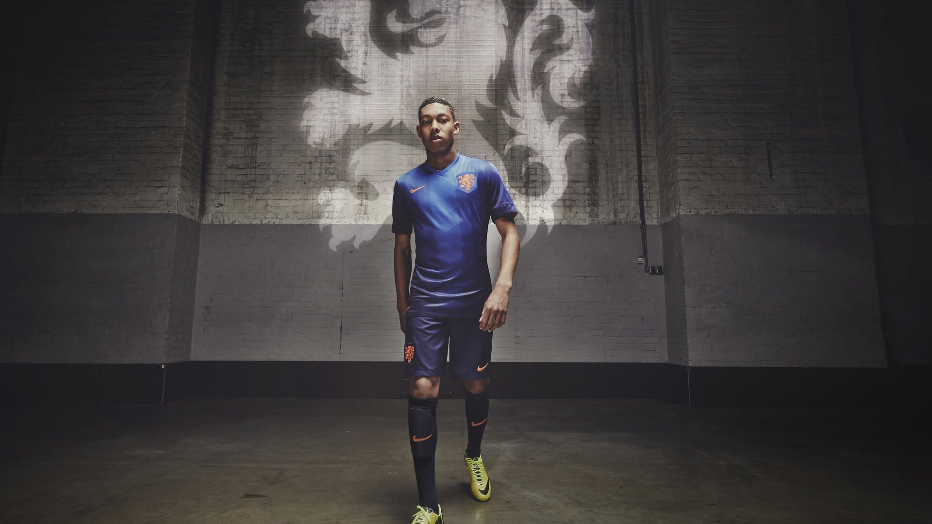 姆巴佩迎来五赛季出色发挥，皇家马德里观众热烈欢呼！赛场气氛高涨