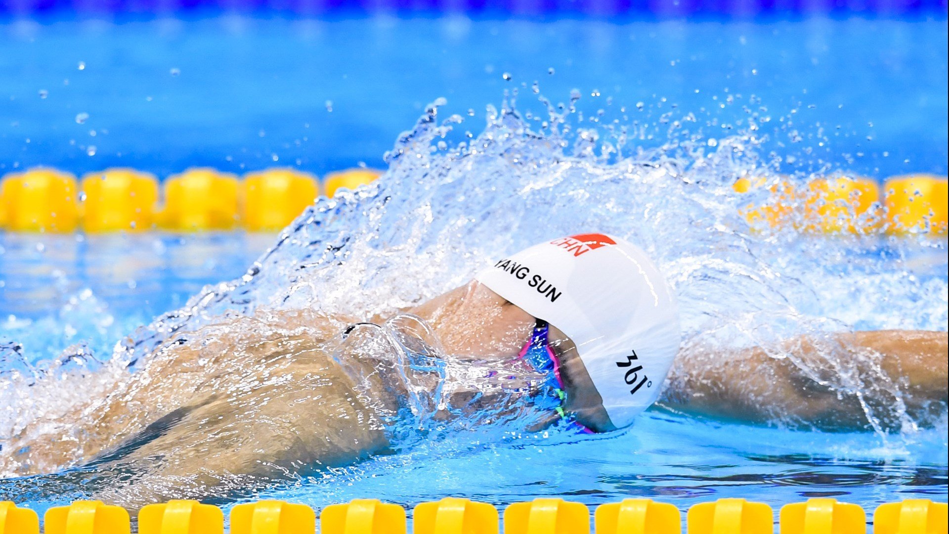 穆古鲁扎在公牛比赛中领先优势明显，最后时刻胜出引发热议！热度持续攀升(阿尔忒弥斯女神)